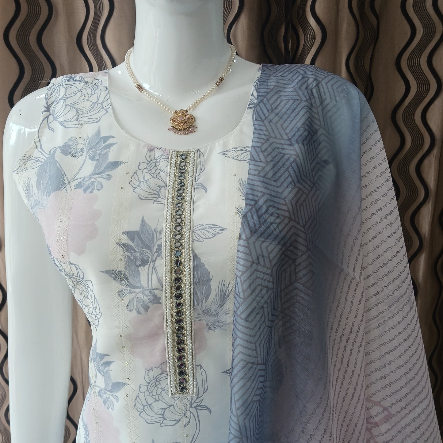 traight Cut 3-Piece Suit with Dupatta and Detachable Sleeves